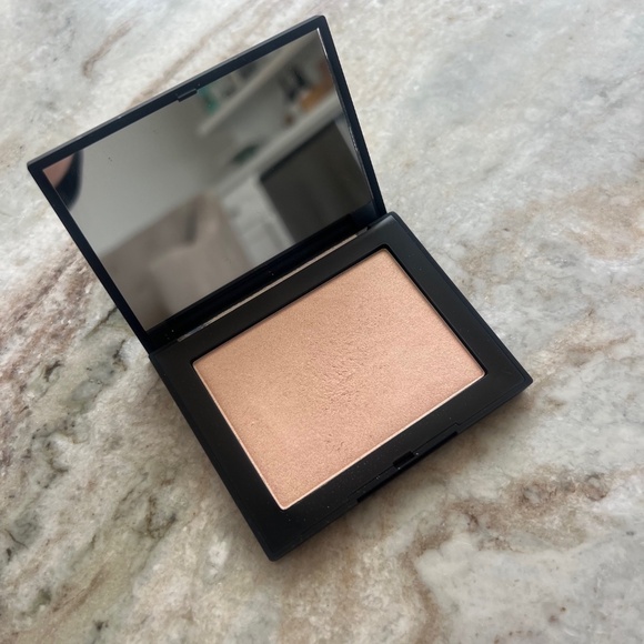 NARS Highlighting Powder in Capri - Picture 4 of 5